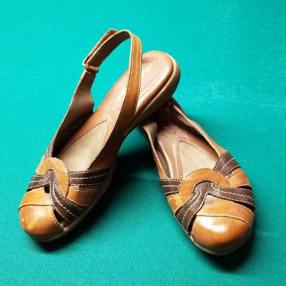 Leather Naturalizer sandals